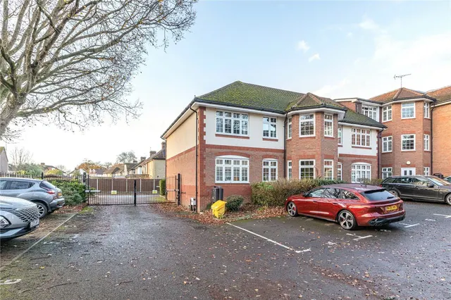 Brighton Road, Addlestone, KT15, photo 1