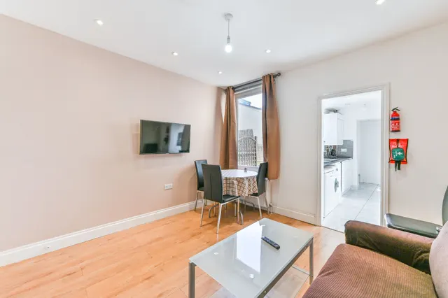 Photo 2 — 64 Portland Road, Kingston upon Thames