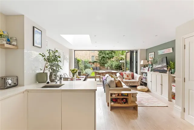 Trinity Road, London, SW17, photo 1