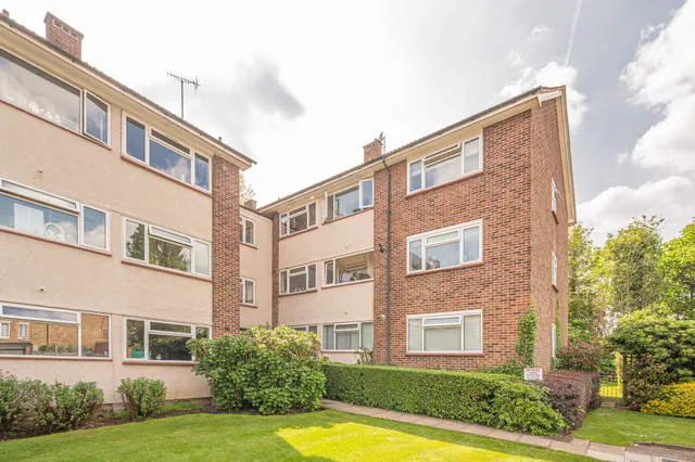 19 Foreland Court, Holders Hill Road, London, photo 1
