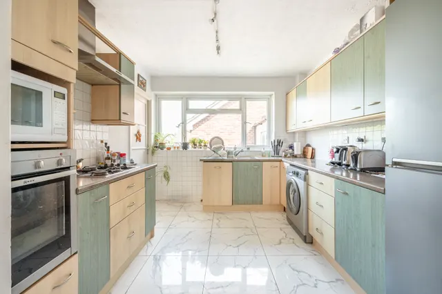 Photo 3 — 19 Foreland Court, Holders Hill Road, London