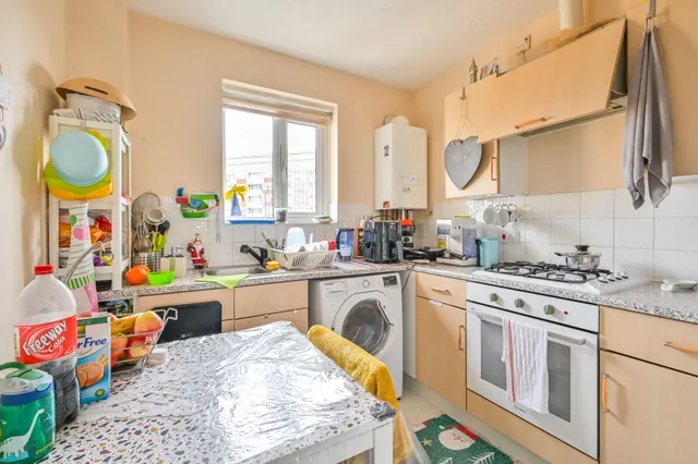 Photo 3 — 26 Royal Connaught Apartments, 8 Connaught Road, London