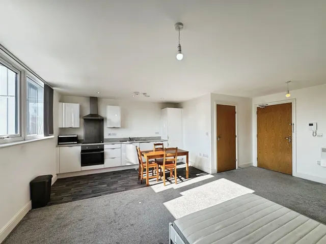 Fleming Way, Swindon, SN1, photo 3
