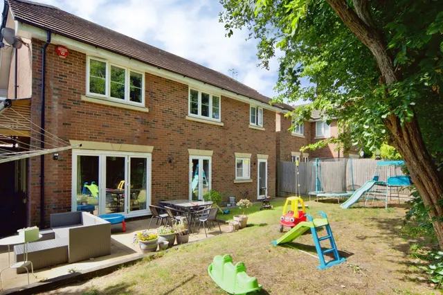 Photo 3 — Mandeville Close, Broxbourne
