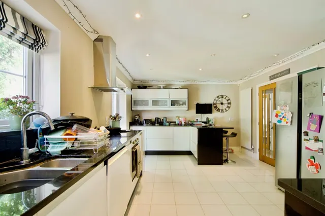 Photo 2 — Mandeville Close, Broxbourne