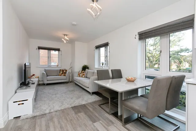 Woodside Close, Bagshot, GU19, photo 3