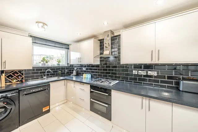 Allingham Close, W7, photo 3