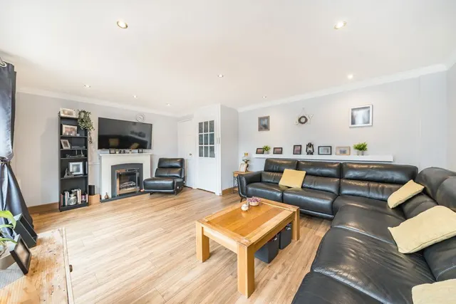 Allingham Close, W7, photo 2