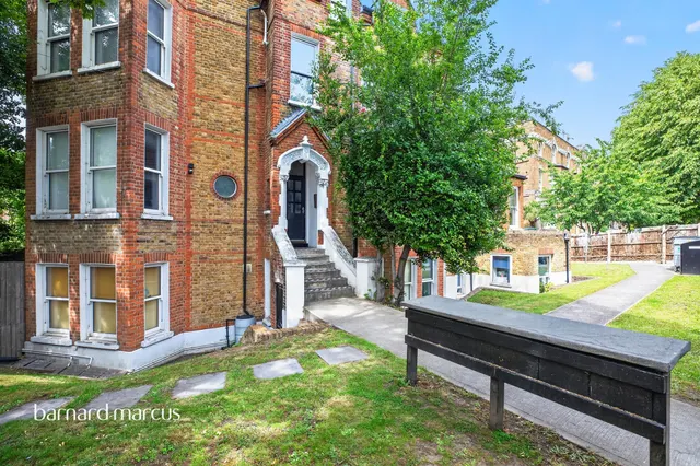 Nightingale Lane, London, SW12, photo 2