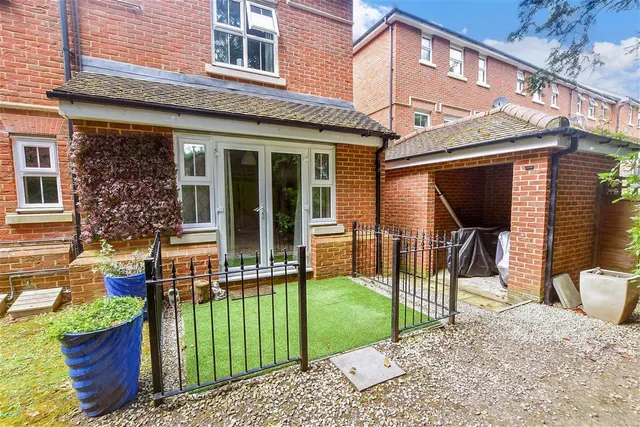 Fitzroy Place, Reigate, RH2, photo 2