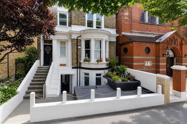 Altenburg Gardens, LONDON, photo 1