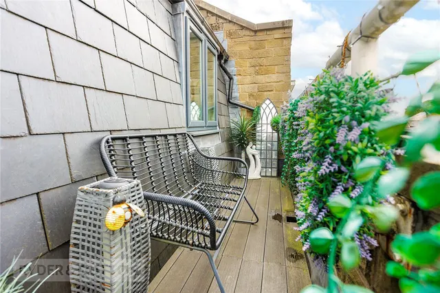 High Street, Uppermill, OL3, photo 2