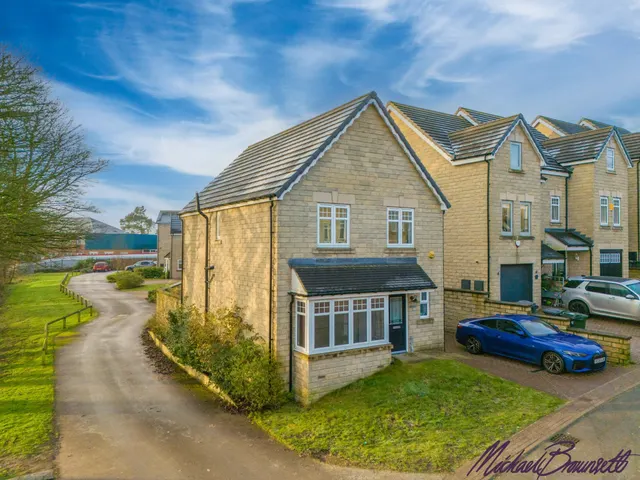 Black Myres Close, Queensbury, Bradford, BD13 2FQ, photo 1