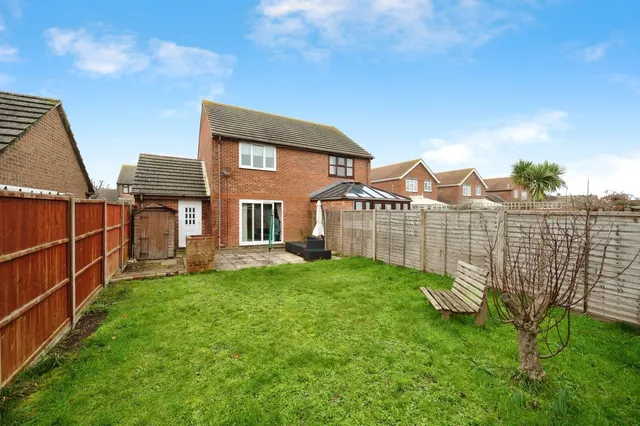 Kingfisher Close, Hayling Island, PO11, photo 1