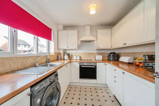 Kingfisher Close, Hayling Island, PO11, photo 3