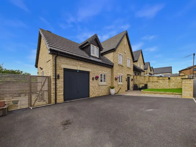 Moat Hill Farm Drive, Birstall, WF17, photo 1