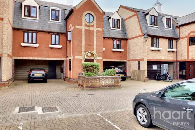Chalk Court, RM17, photo 1