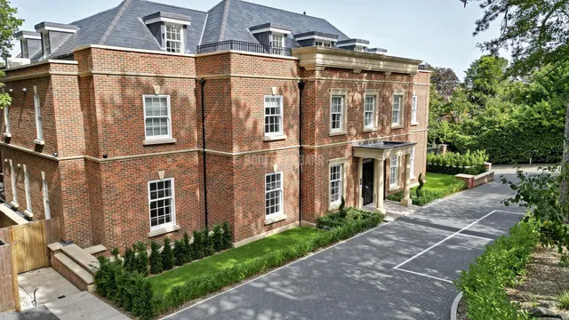3 bedroom flat, Barnet Lane, Elstree, WD6