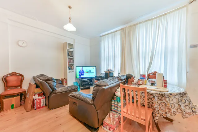 40b Park Parade, London, photo 1