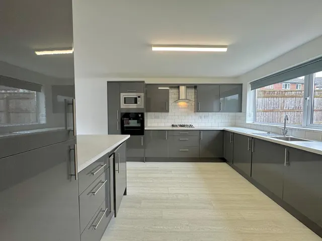 Photo 2 — Cleeve Lawn, Swindon, Wiltshire, SN3 1LE