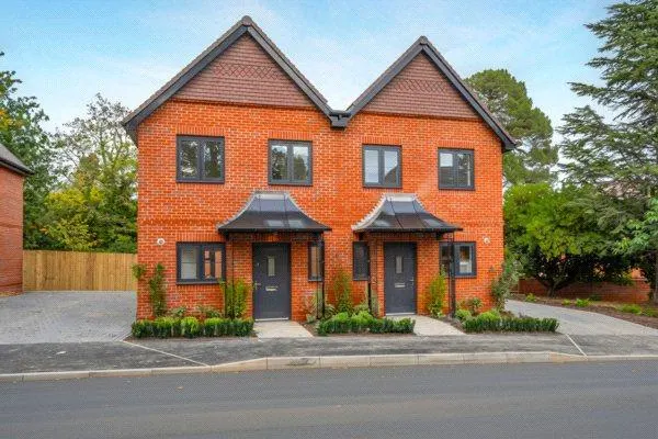 Bakeham Lane, Englefield Green, TW20, photo 2
