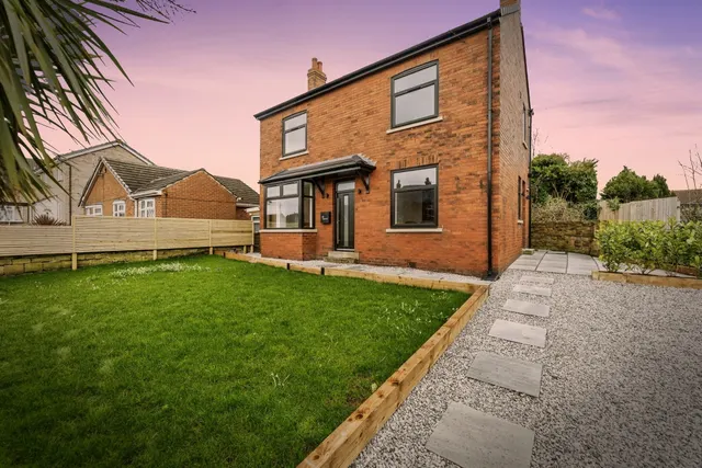 Royston Hill, East Ardsley, Wakefield, photo 1