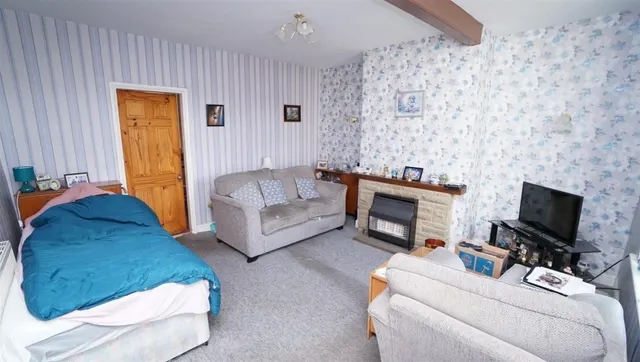 Holdsworth Square, Eccleshill, photo 2