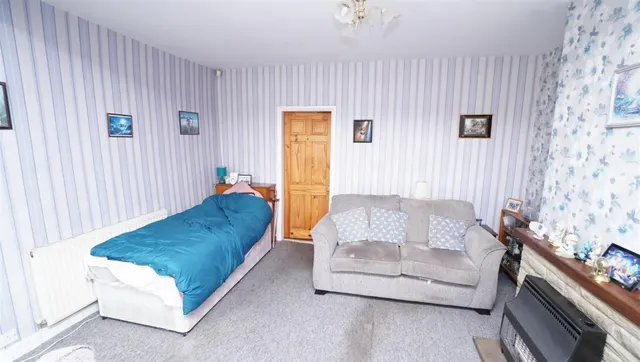 Holdsworth Square, Eccleshill, photo 3