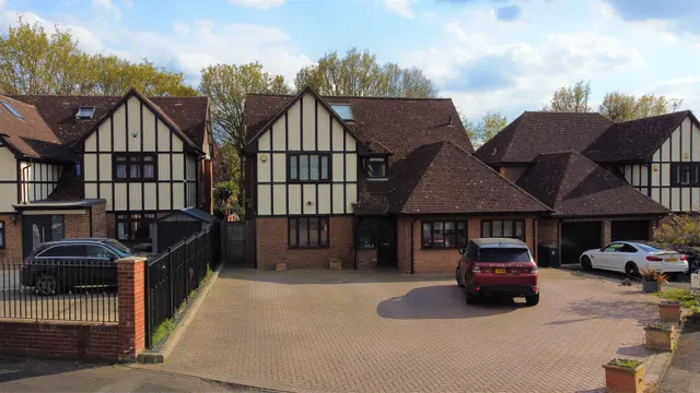 The Lindens, Loughton, photo 1