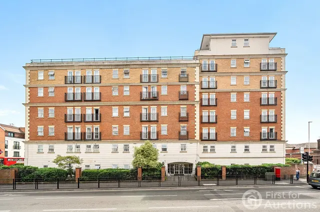 Stylish apartment with covered parking close to transport and local amenities, HA4, photo 1