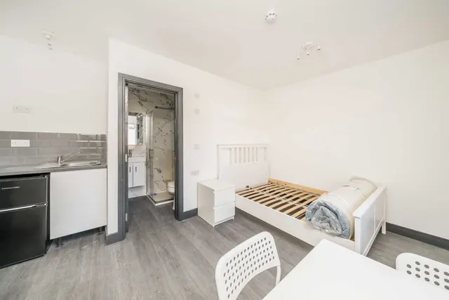 Wellington Avenue, TW3, photo 3