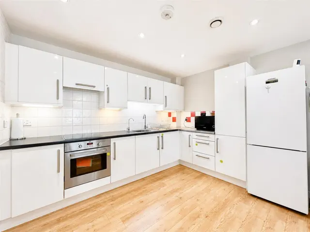 North Drive, Hounslow, TW3, photo 2