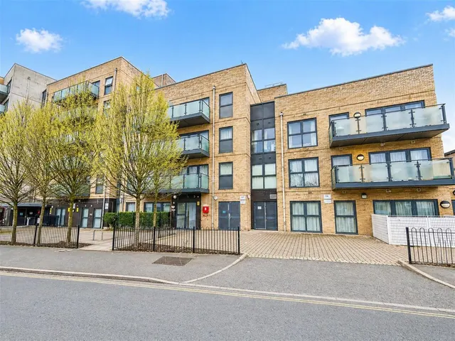 North Drive, Hounslow, TW3, photo 1