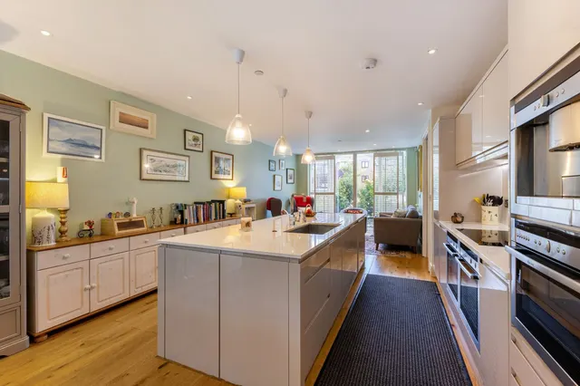 Photo 3 — Henley Court, 3 Hernes Crescent, North Oxford, OX2 7PS