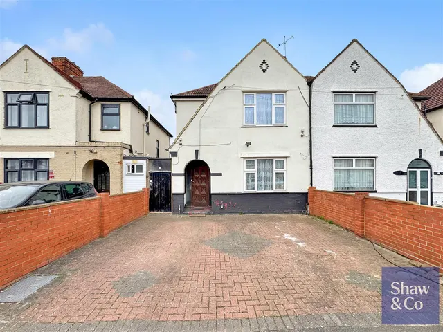 Chatsworth Crescent, Hounslow, photo 1