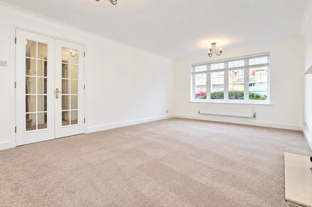 with 5 bedrooms in St Michaels Mead, Bishops Stortford, CM23, photo 3