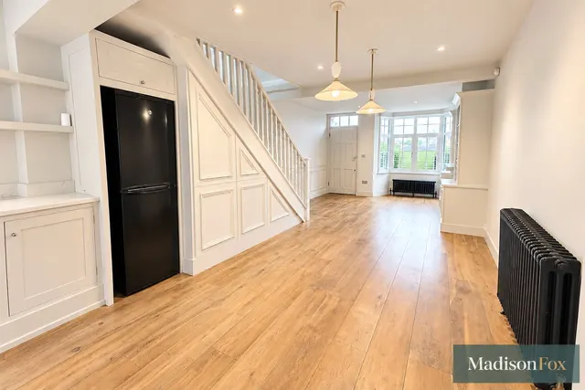 High Road, Chigwell, IG7, photo 2