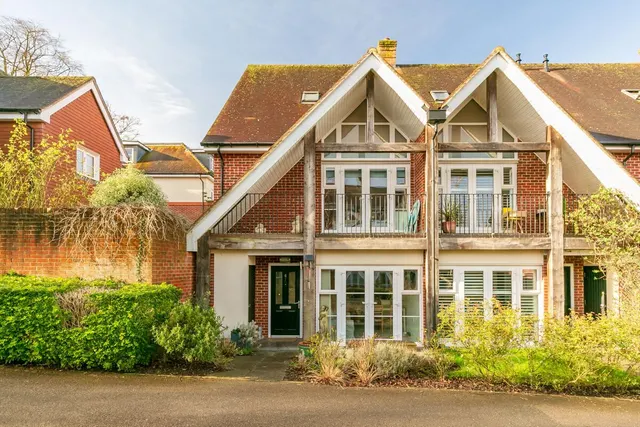 Pitt Rivers Close, Guildford, GU1, photo 1