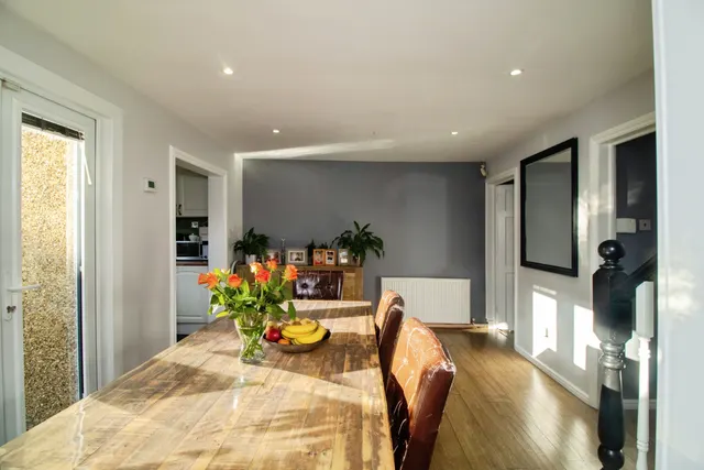 Photo 2 — Carisbrooke Close, Basildon