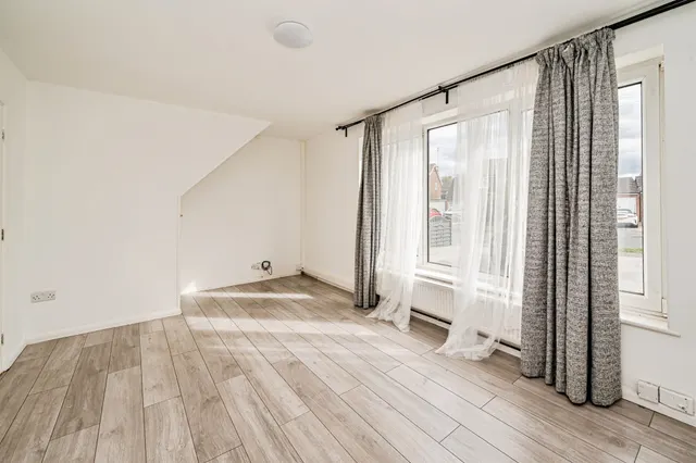 Ingram Avenue, Aylesbury, HP21, photo 3