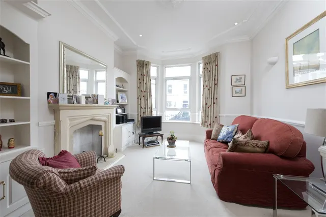 Broomwood Road, London, SW11, photo 2