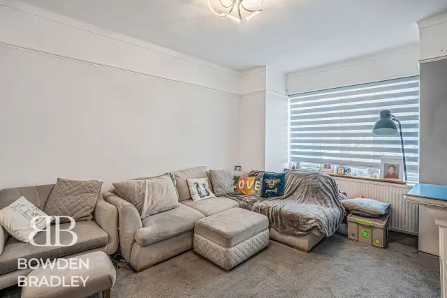 Malmesbury Road, South Woodford, E18, photo 2
