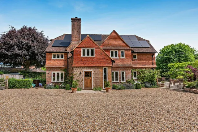 Petworth Road, Haslemere, Surrey, GU27 2HX, photo 1