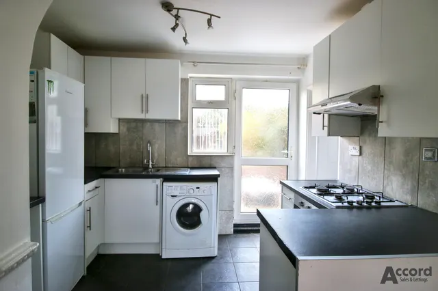 Photo 2 — Hewett Road, Dagenham, RM8
