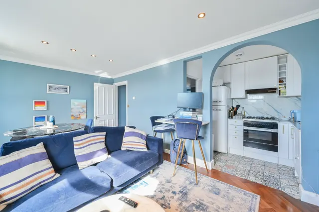 Photo 2 — Flat 5, 95 Finborough Road, London