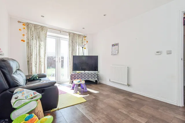 Photo 3 — Kilner Close, Stevenage