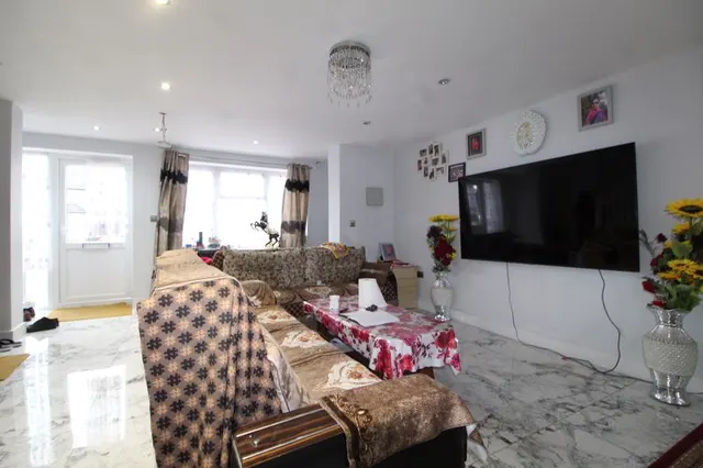 Photo 3 — Lalleford Road, Luton LU2 9JH