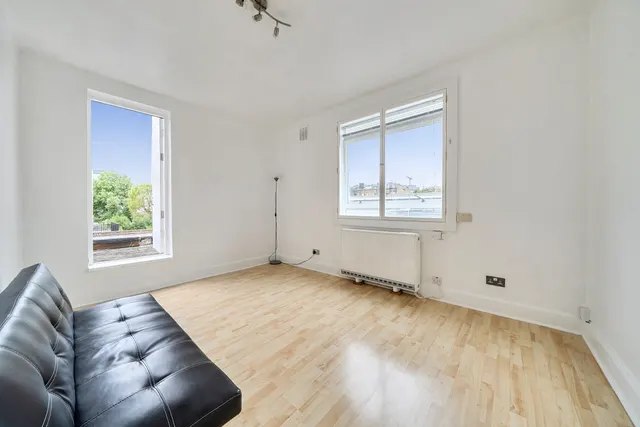 Flat 5, 4 Penywern Road, London, photo 1