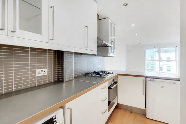 Photo 3 — Flat 3, 154 Holloway Road, London