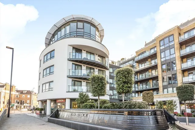 Kew Bridge Road, TW8, photo 1